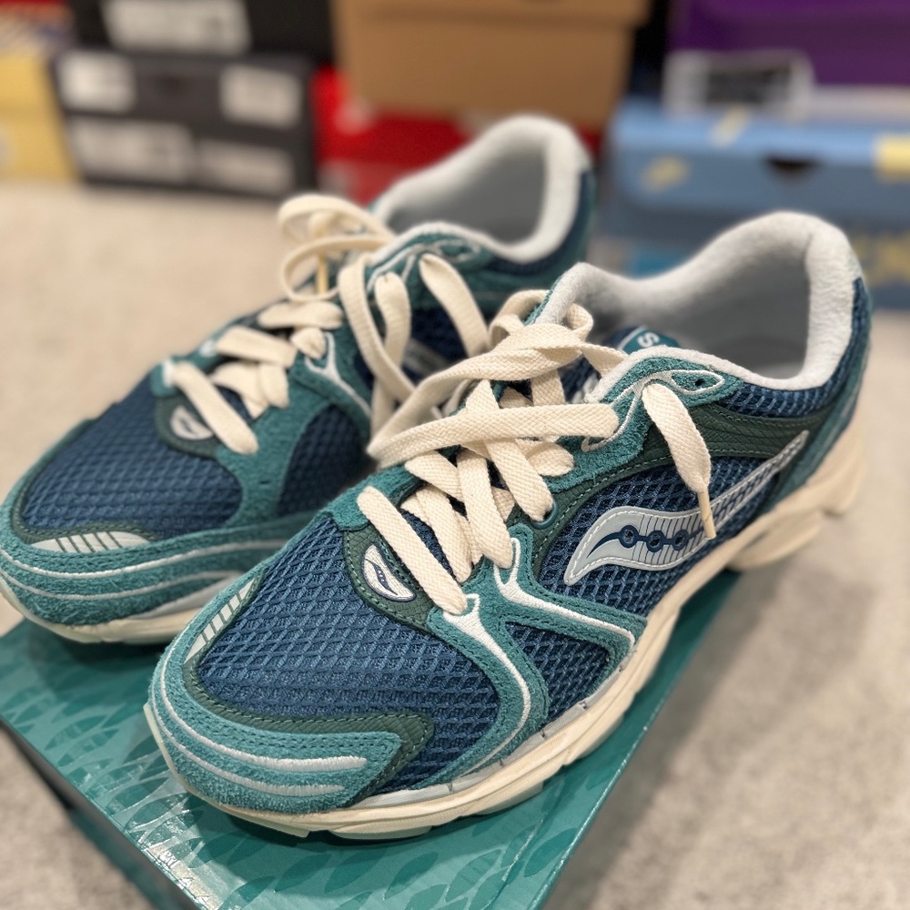 Saucony ProGrid Triumph 4 Nessie x End Mens running shoes sz 10